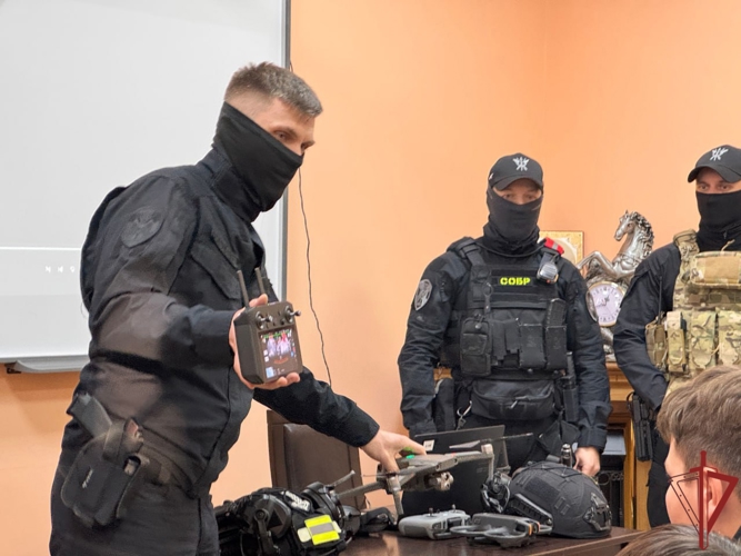 Офицеры московского СОБР «Центр» рассказали лицеистам о службе Отечеству (видео)