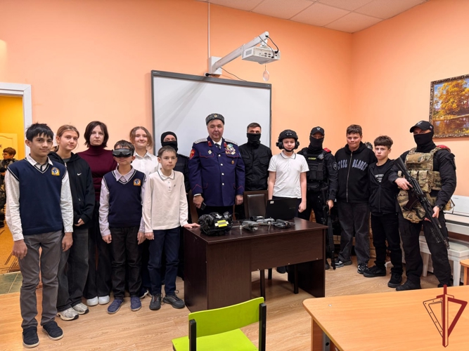 Офицеры московского СОБР «Центр» рассказали лицеистам о службе Отечеству (видео)