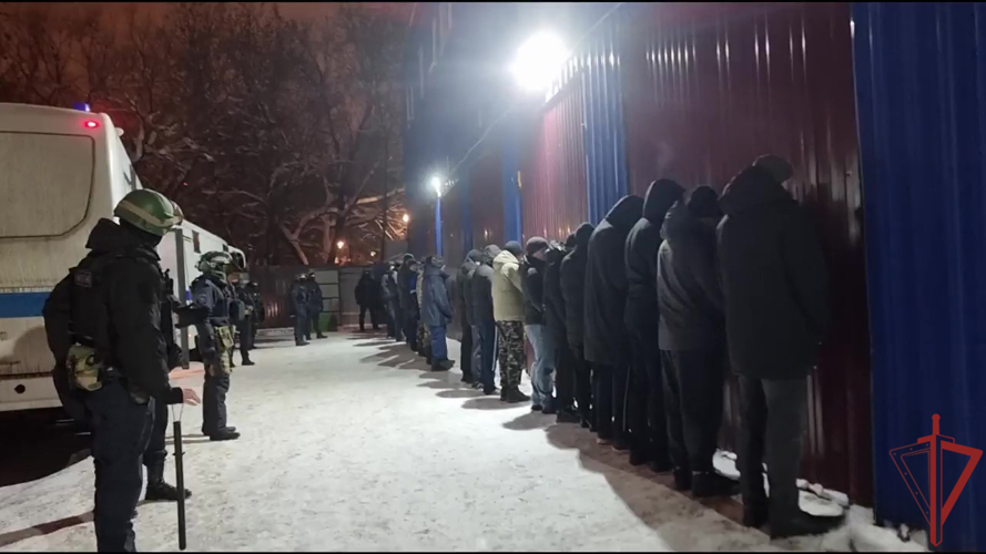 При содействии спецназа Росгвардии проведен рейд по выявлению нарушений миграционного законодательства в Москве (видео)