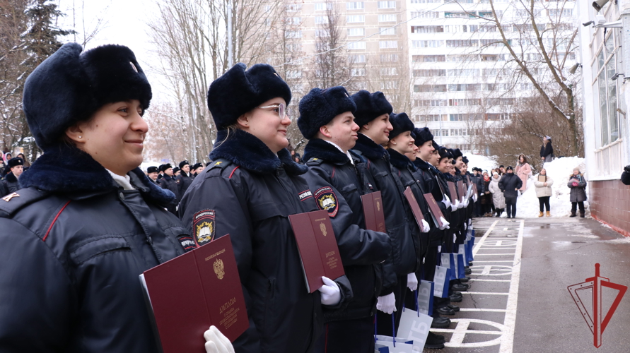 Офицеры столичного главка Росгвардии поздравили выпускников подшефного Юридического колледжа с окончанием обучения