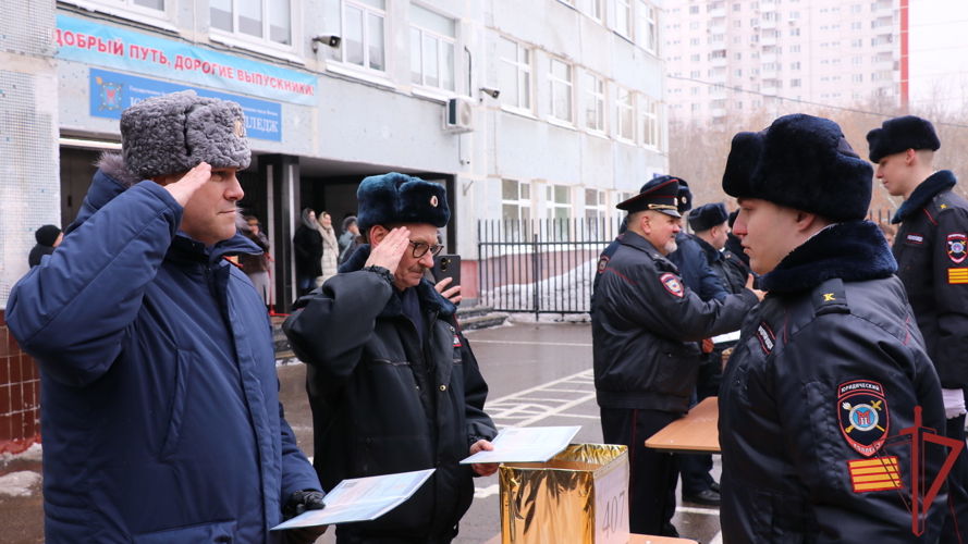 Офицеры столичного главка Росгвардии поздравили выпускников подшефного Юридического колледжа с окончанием обучения