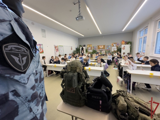 Спецназовцы столичного главка Росгвардии провели урок мужества для детей из Московской области