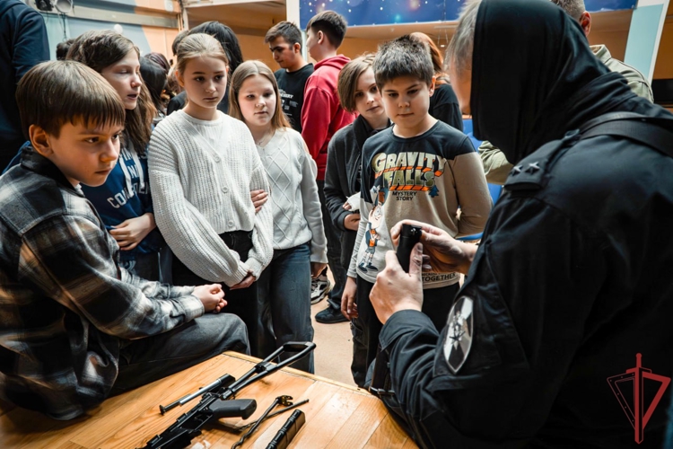 Сотрудники СОБР «Центр» Росгвардии провели урок мужества для школьников столицы (видео)