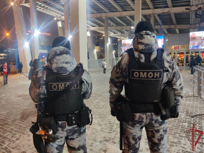 Московские росгвардейцы обеспечили безопасность граждан во время проведения матча КХЛ (видео)