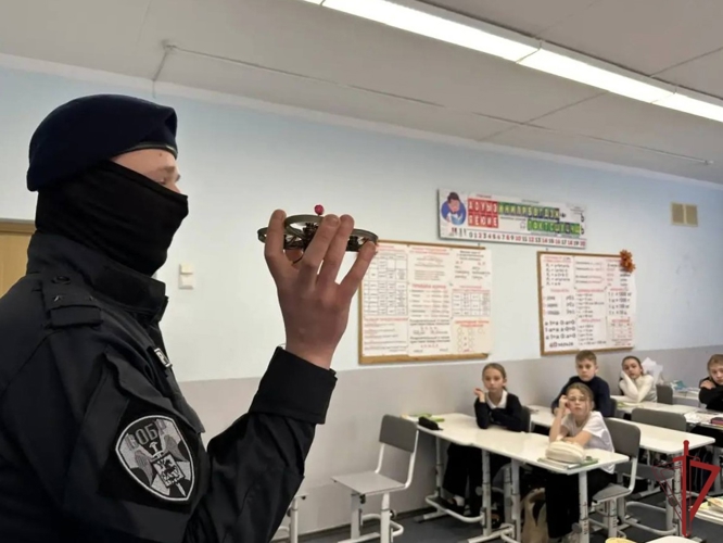 Сотрудники спецподразделения столичного главка Росгвардии провели Урок мужества (видео)