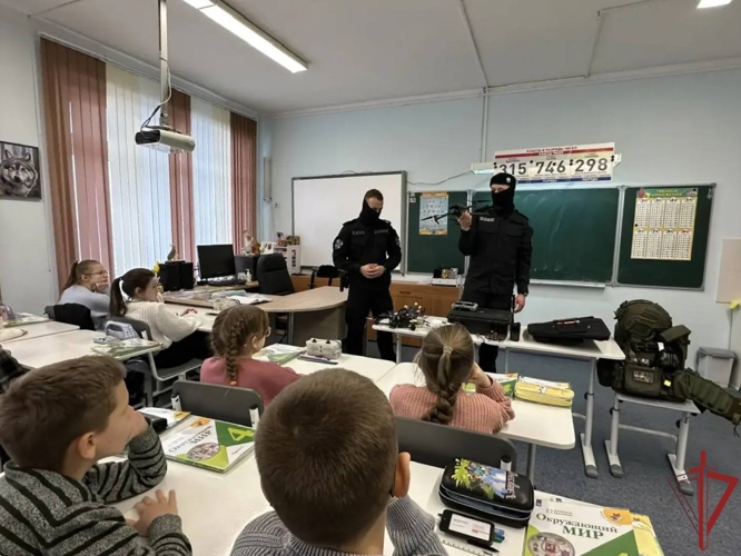 Сотрудники спецподразделения столичного главка Росгвардии провели Урок мужества (видео)