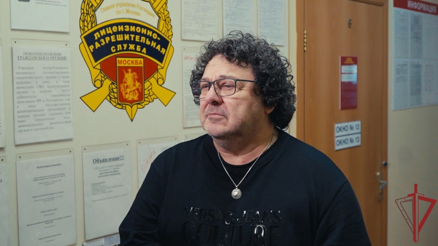 В столичном главке Росгвардии известный певец передал гладкоствольные ружья участникам СВО (видео)