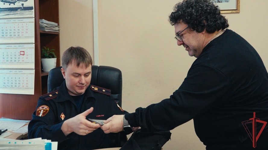 В столичном главке Росгвардии известный певец передал гладкоствольные ружья участникам СВО (видео)