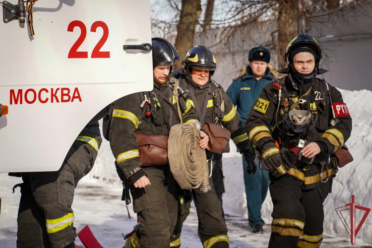Росгвардия и МЧС отработали тактику спасения при пожаре в Москве (видео)