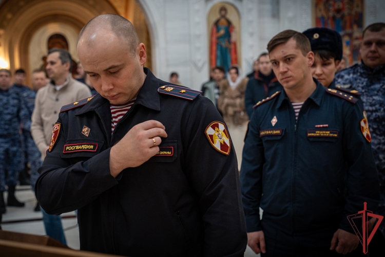 Сотрудники Росгвардии приняли участие в богослужении в честь Дня защитника Отечества в одном из столичных храмов (видео)