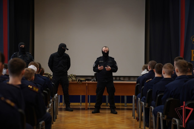 Офицеры спецподразделения Росгвардии провели урок мужества для московских кадет (видео)