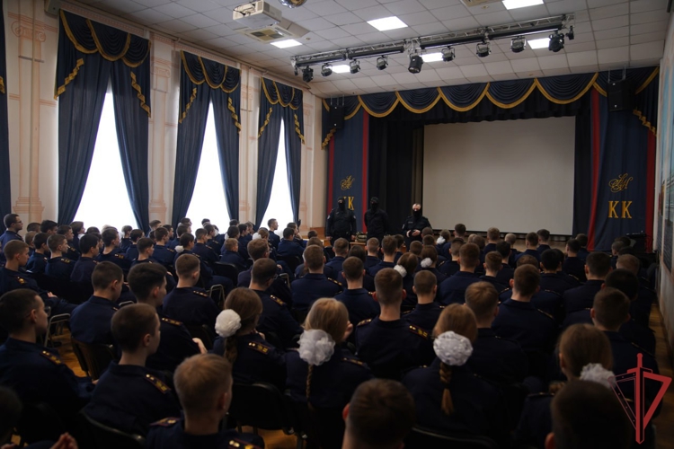 Офицеры спецподразделения Росгвардии провели урок мужества для московских кадет (видео)