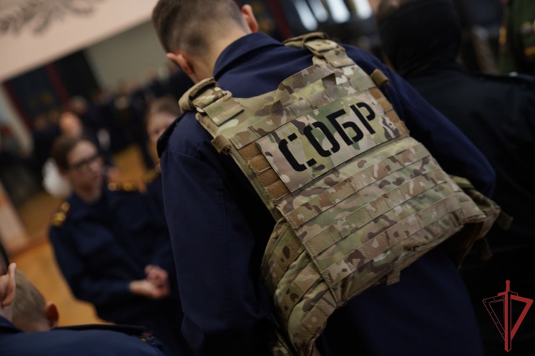 Офицеры спецподразделения Росгвардии провели урок мужества для московских кадет (видео)
