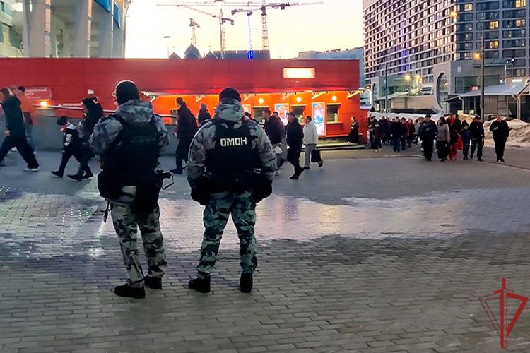Сотрудники и военнослужащие столичного главка Росгвардии обеспечили безопасность матча КХЛ (видео)