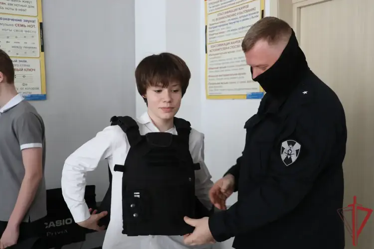 Столичные росгвардейцы провели урок мужества для школьников, посвящённый Дню воссоединения Крыма с Россией (видео)