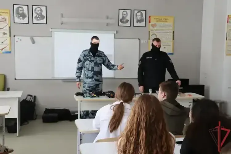 Столичные росгвардейцы провели урок мужества для школьников, посвящённый Дню воссоединения Крыма с Россией (видео)