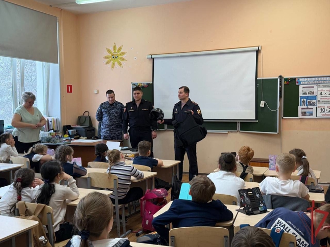 Столичные росгвардейцы провели урок мужества для школьников