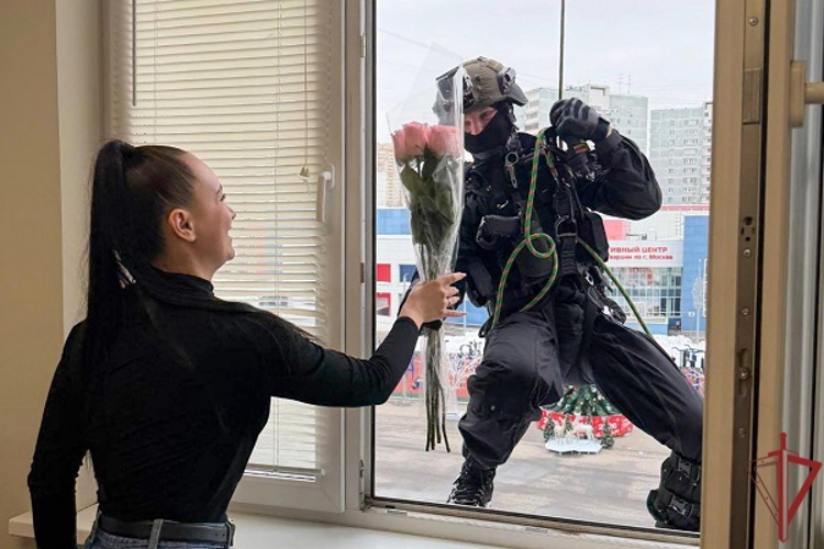 8 Марта стучится в окна: столичные спецназовцы Росгвардии необычным образом поздравили женщин-коллег (видео)