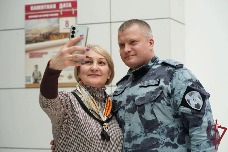 Столичные росгвардейцы поздравили с наступающим Международным женским днём вдов и матерей погибших боевых товарищей