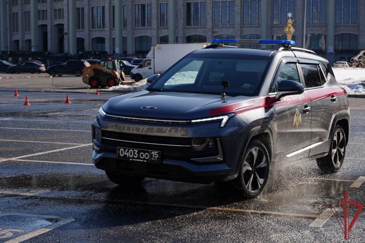 Столичные росгвардейцы провели занятия по экстремальному вождению служебных автомобилей (видео)