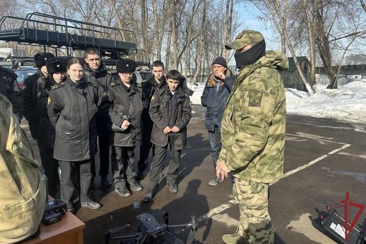 Столичные росгвардейцы провели патриотические мероприятия для школьников и студентов
