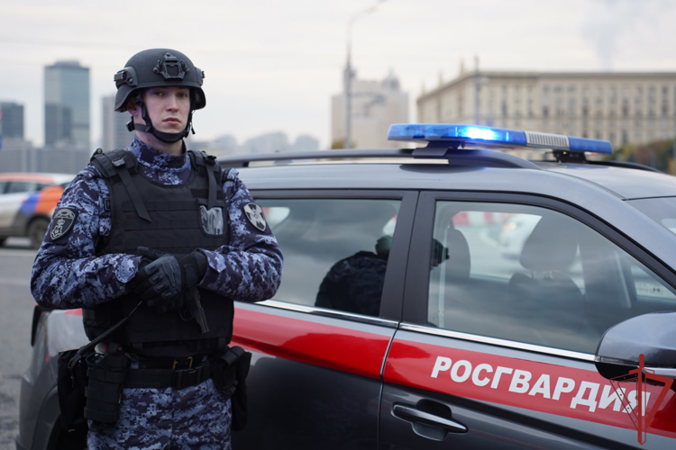 Московские росгвардейцы задержали мужчину, подозреваемого в незаконном обороте наркотиков (видео)