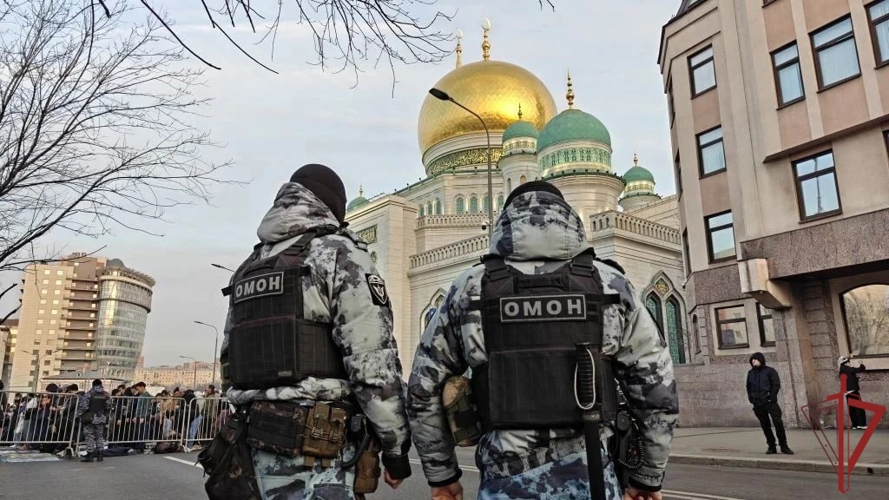 Военнослужащие и сотрудники Росгвардии обеспечили безопасность граждан во время празднования мусульманского праздника Ураза-Байрам в Москве (видео)