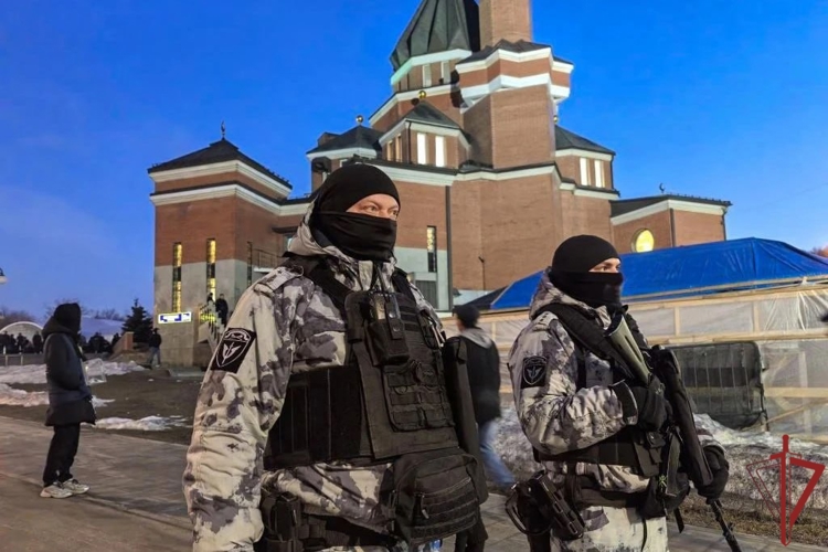 Военнослужащие и сотрудники Росгвардии обеспечили безопасность граждан во время празднования мусульманского праздника Ураза-Байрам в Москве (видео)