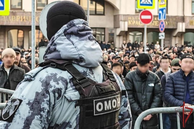 Военнослужащие и сотрудники Росгвардии обеспечили безопасность граждан во время празднования мусульманского праздника Ураза-Байрам в Москве (видео)