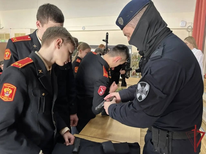 Сотрудники спецназа Росгвардии навестили учеников кадетского класса в Москве (видео)