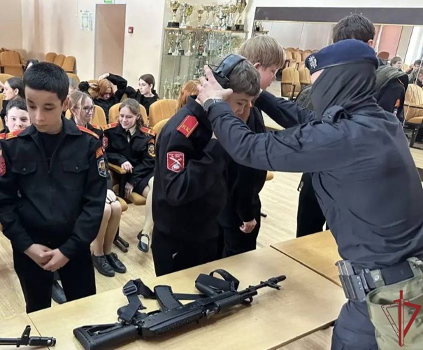 Сотрудники спецназа Росгвардии навестили учеников кадетского класса в Москве (видео)