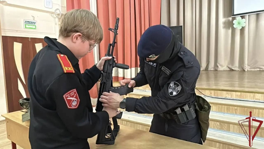 Сотрудники спецназа Росгвардии навестили учеников кадетского класса в Москве (видео)