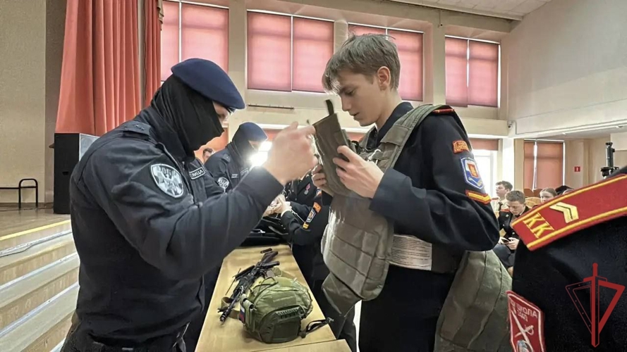 Сотрудники спецназа Росгвардии навестили учеников кадетского класса в Москве (видео)