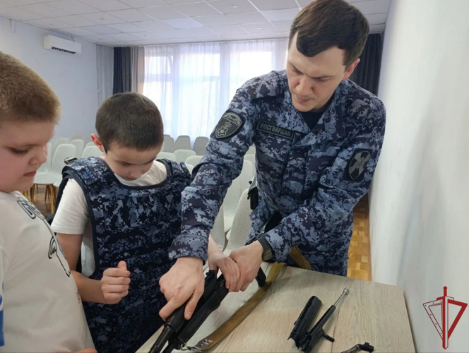 Столичные росгвардейцы провели урок мужества для детей из центра содействия семейному воспитанию