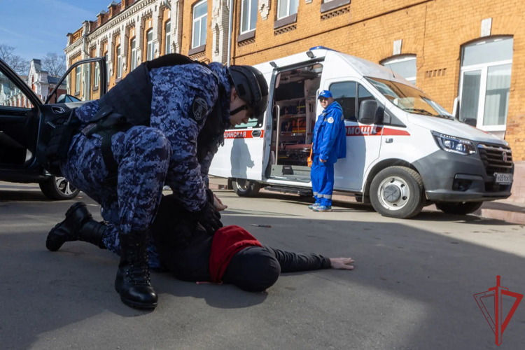 Столичные росгвардейцы провели тактико-специальную тренировку с участием бригад скорой помощи (видео)