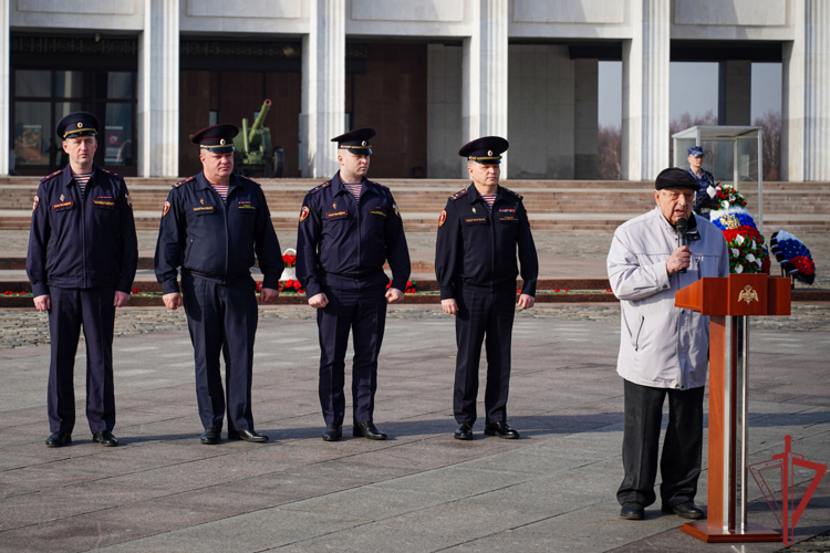 Московские росгвардейцы возложили цветы к Монументу Победы в честь 10-летия ведомства (видео)
