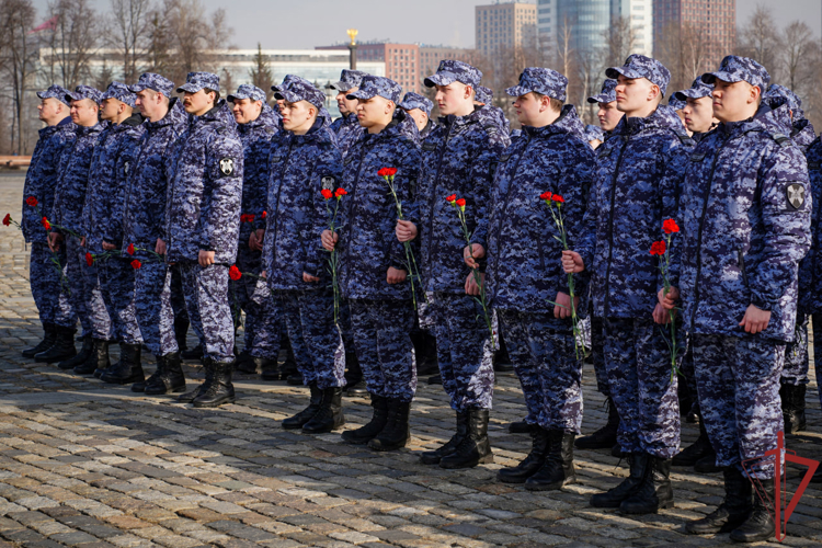 Московские росгвардейцы возложили цветы к Монументу Победы в честь 10-летия ведомства (видео)