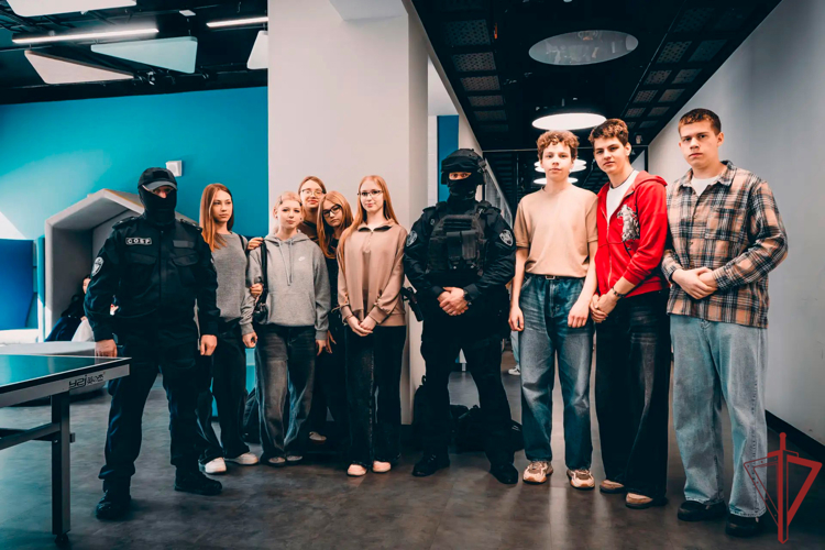 «Урок ответственности»: офицеры СОБР «Центр» провели встречу с учащимися московской школы (видео)