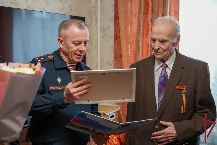 Столичные росгвардейцы поздравили ветерана службы с юбилеем (видео)