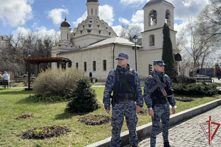 Росгвардия обеспечила правопорядок в московских храмах в Вербное воскресенье (видео)