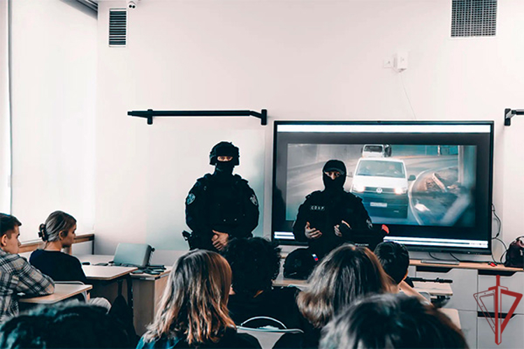 «Урок ответственности»: офицеры СОБР «Центр» провели встречу с учащимися московской школы (видео)