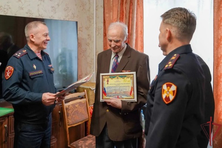 Столичные росгвардейцы поздравили ветерана службы с юбилеем (видео)