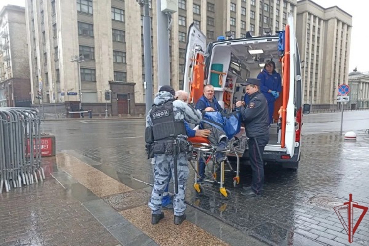 Московские росгвардейцы пришли на помощь мужчине, потерявшему сознание на улице (видео)