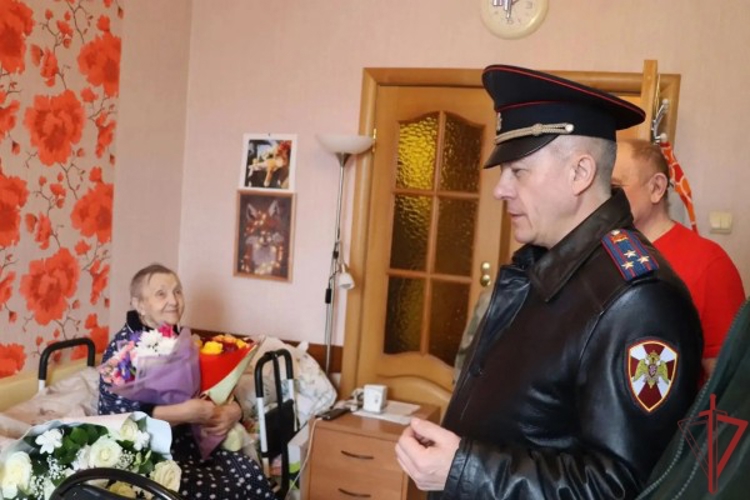 Столичные росгвардейцы поздравили ветерана-фронтовика со 102-м днем рождения