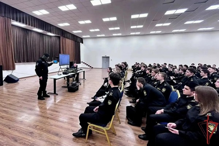 Сотрудники Росгвардии провели урок безопасности для курсантов столичного колледжа