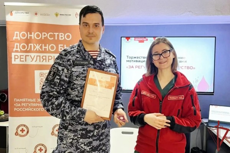 В Москве почетный донор из  вневедомственной охраны Росгвардии получил награду от Красного Креста
