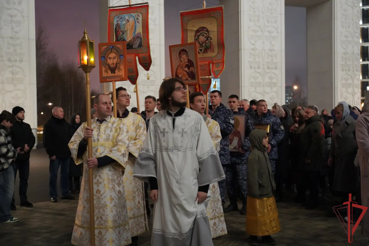 Сотрудники Росгвардии встретили Пасху в одном из столичных храмов
