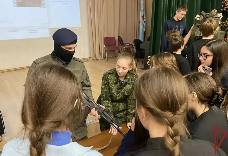 Сотрудники спецподразделения столичного лавка Росгвардии провели урок мужества для школьников (видео)
