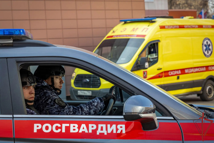 Росгвардейцы помогли упавшему с электровелосипеда на севере Москвы (видео)