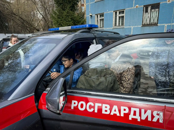 Московские росгвардейцы провели День открытых дверей для школьников
